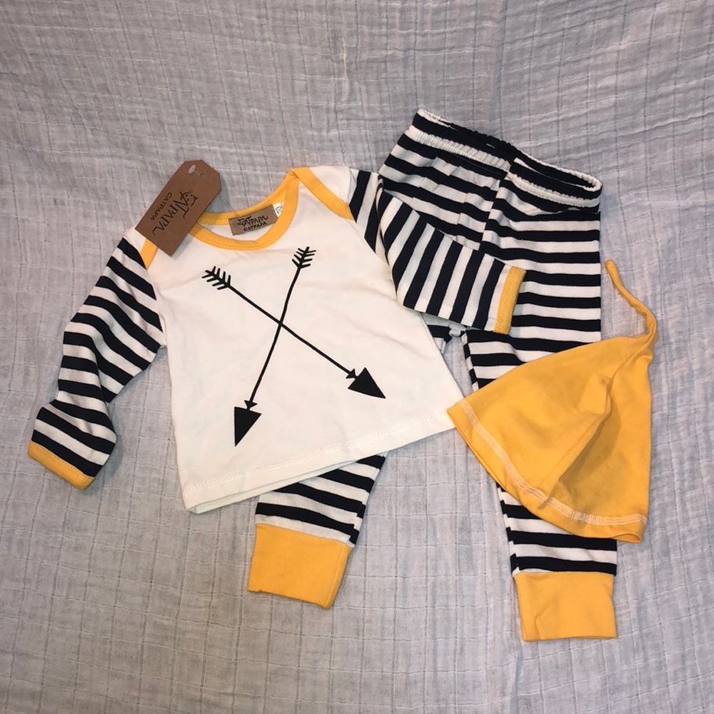 NWT arrow design baby outfit